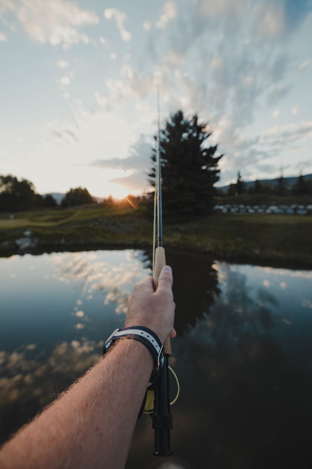 proper way to hold a fishing rod - left hand